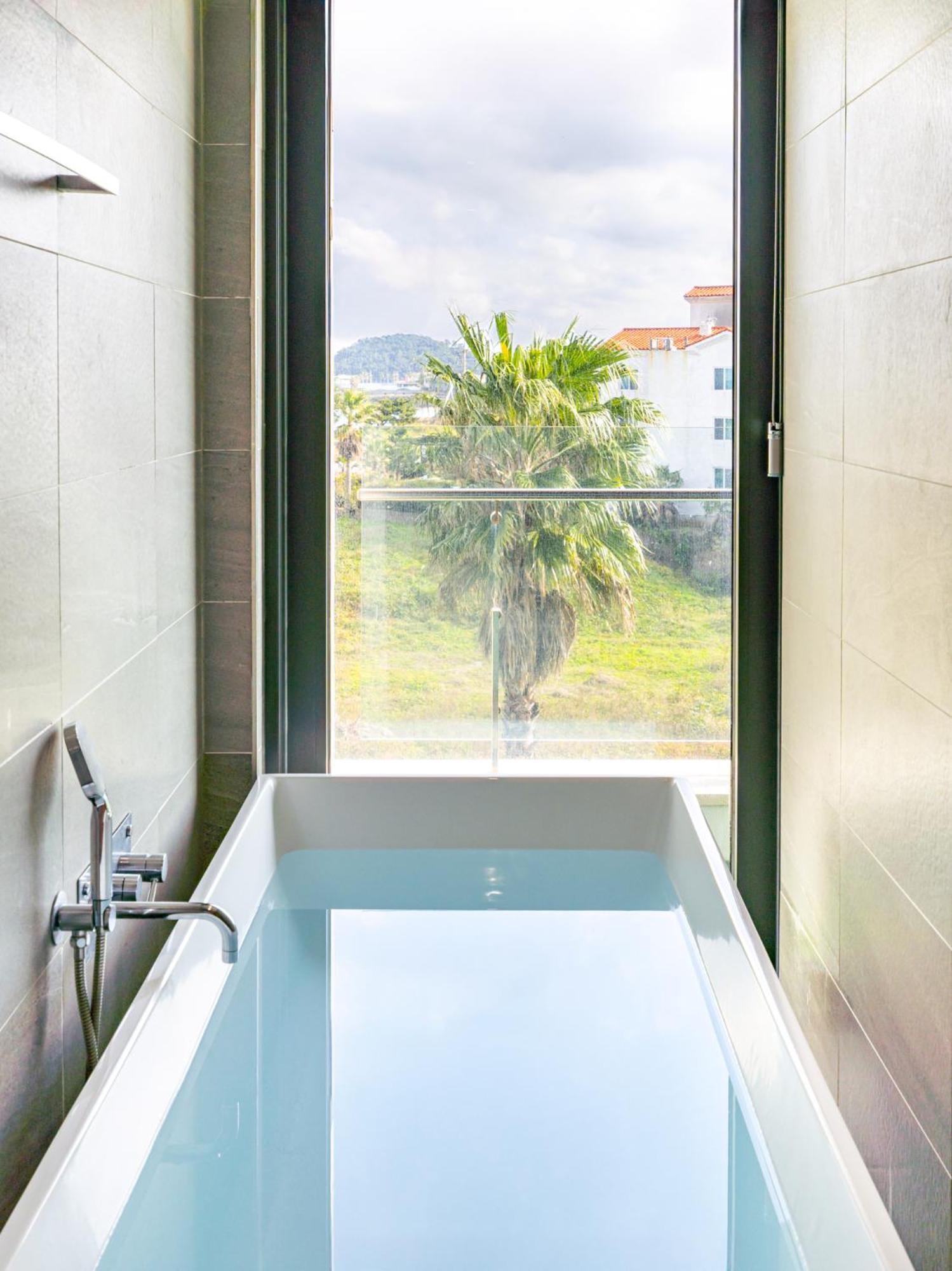 แอตติแรนซ์ พูล วิลลา แอนด์ โฮเต็ล Hotel ซอกวีโพ ภายนอก รูปภาพ
